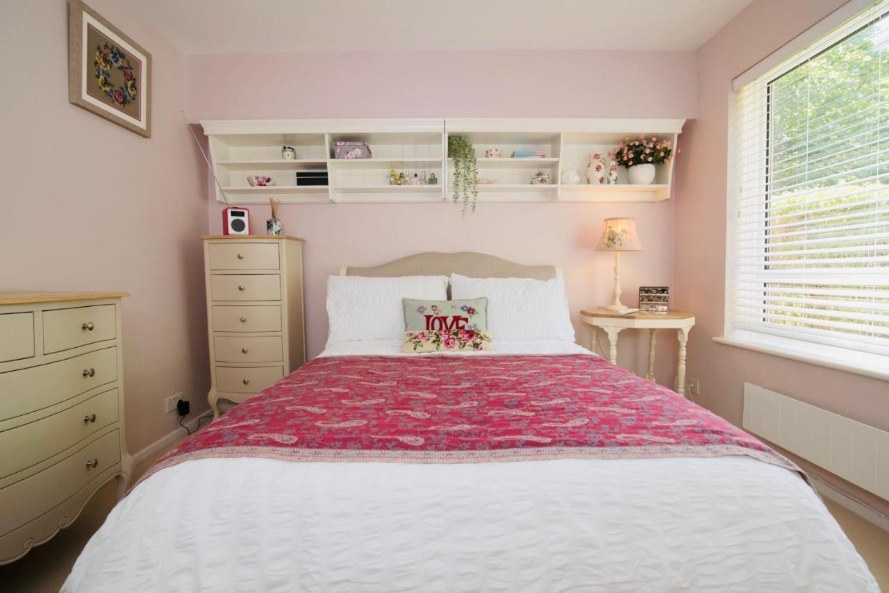 Aston Henry James Stunning One Bedroom Apartment In Royal Windsor Extérieur photo